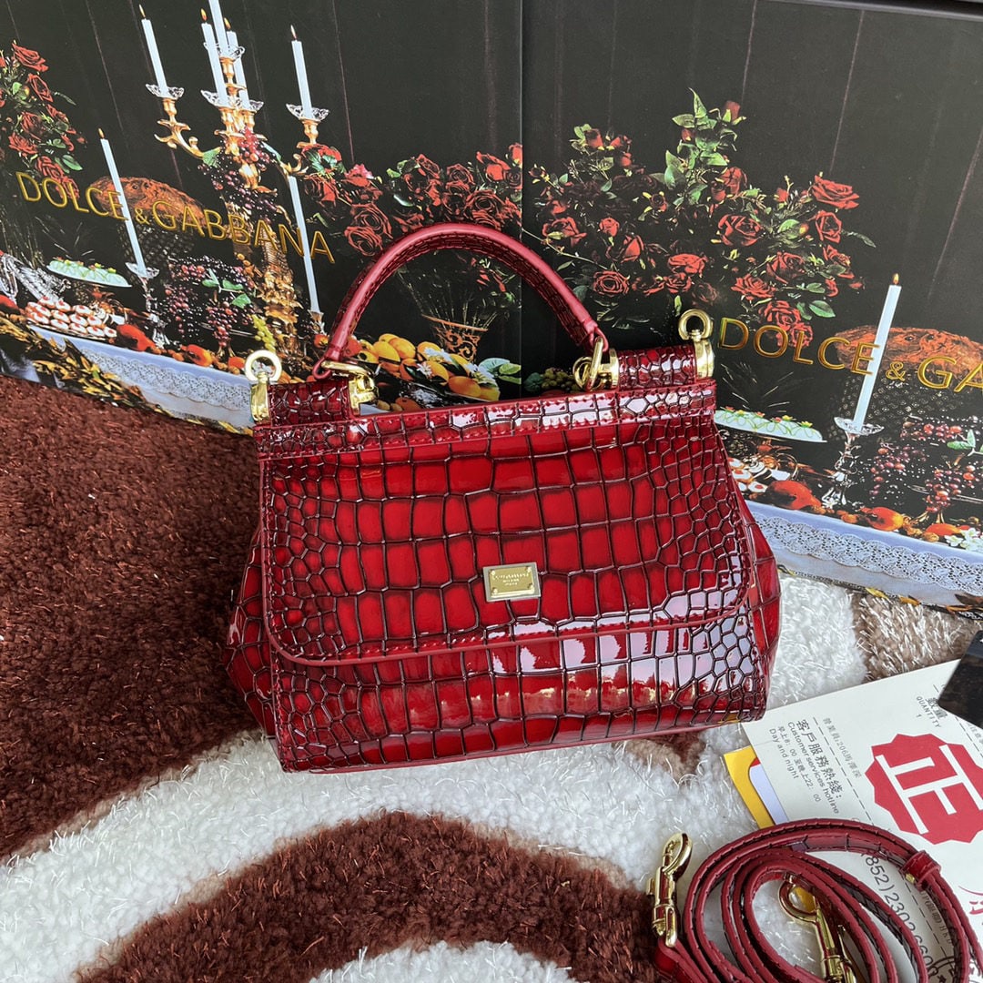 Dolce & Gabbana: Dolce & Gabbana crocodile embossed bag. Exquisite craftsmanship. Perfectly embossed top grain cowhide leather, 20X17X7cm. Can be worn crossbody. Very practical; easily fits a long wallet, cosmetic bag