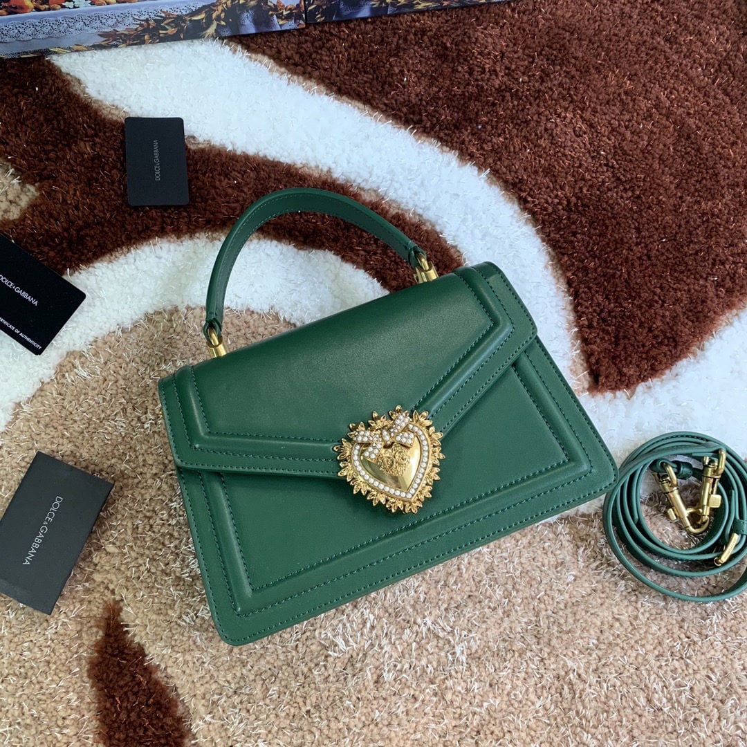 Dolce & Gabbana: Dolce & Gabbana's exquisitely handcrafted top grain cowhide leather bag features a hand painted edge. A favorite among many celebrities, this crossbody bag exudes style and sophistication, complementi
