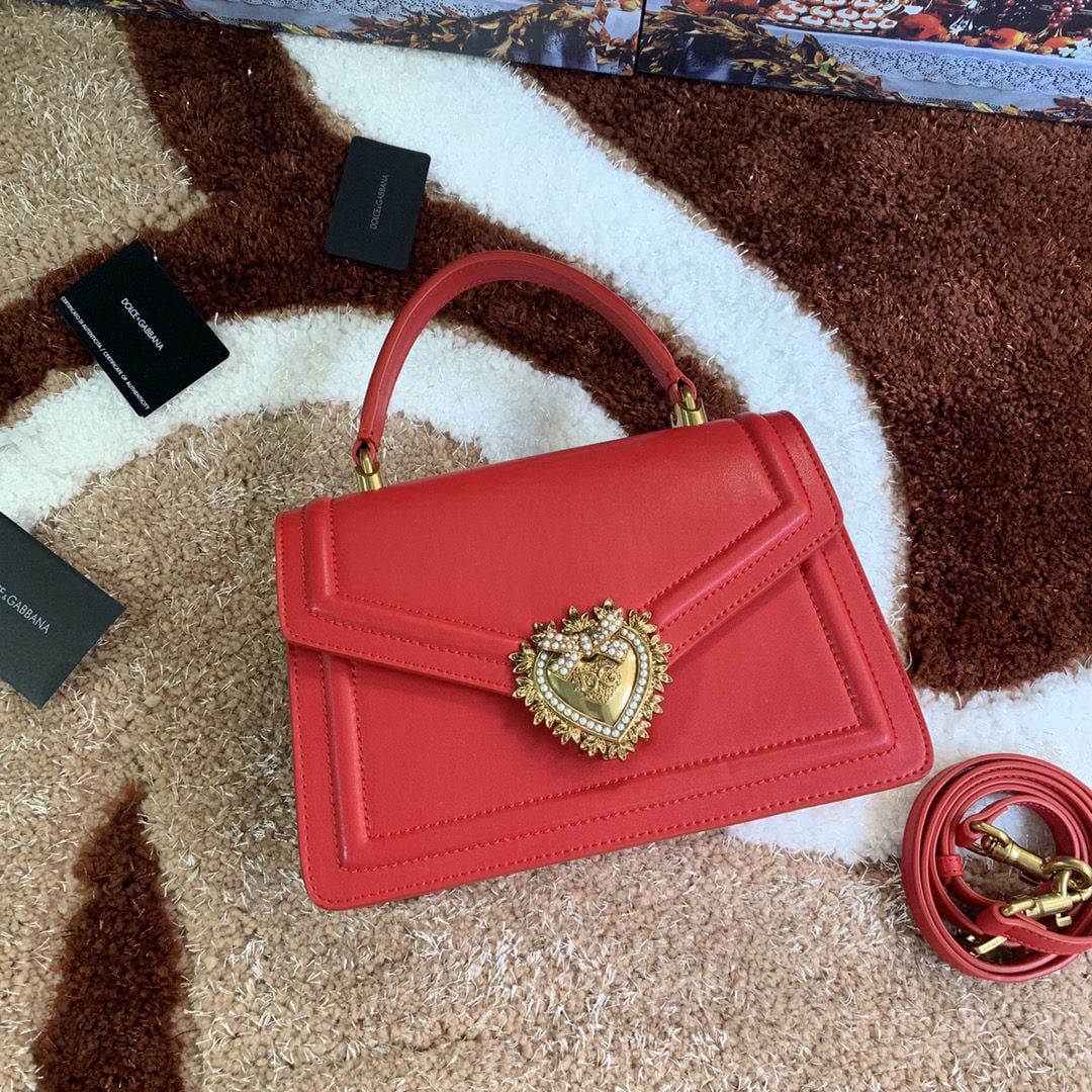 Dolce & Gabbana: Dolce & Gabbana's exquisitely handcrafted top grain cowhide leather bag features a hand painted edge. A favorite among many celebrities, this crossbody bag exudes style and sophistication, complementi