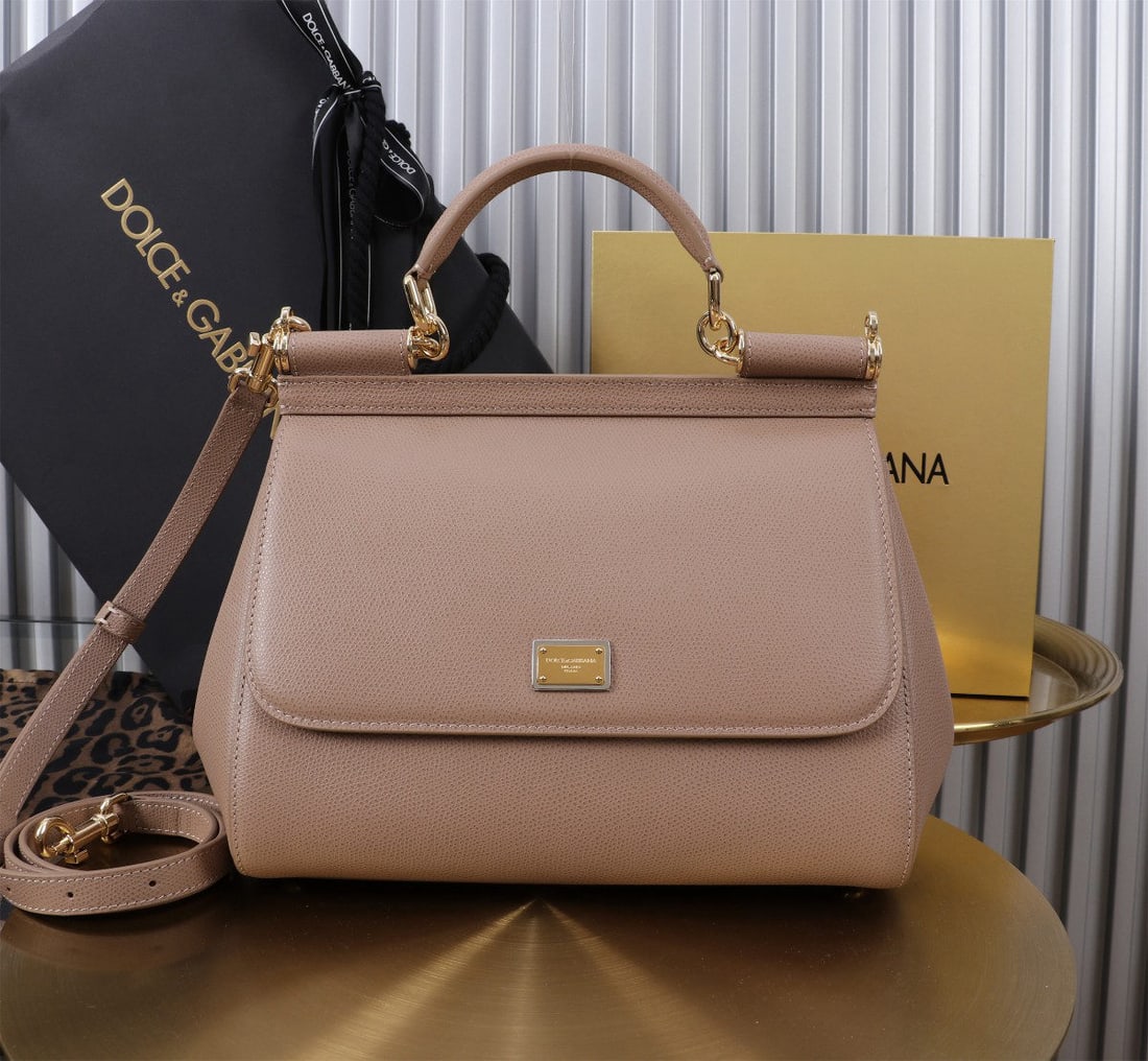 Dolce & Gabbana: Dolce & Gabbana's classic Birkin handbag/crossbody bag collection is another iconic piece in the fashion world. The exquisite leather and meticulous handcraftsmanship make it versatile and stylish. It