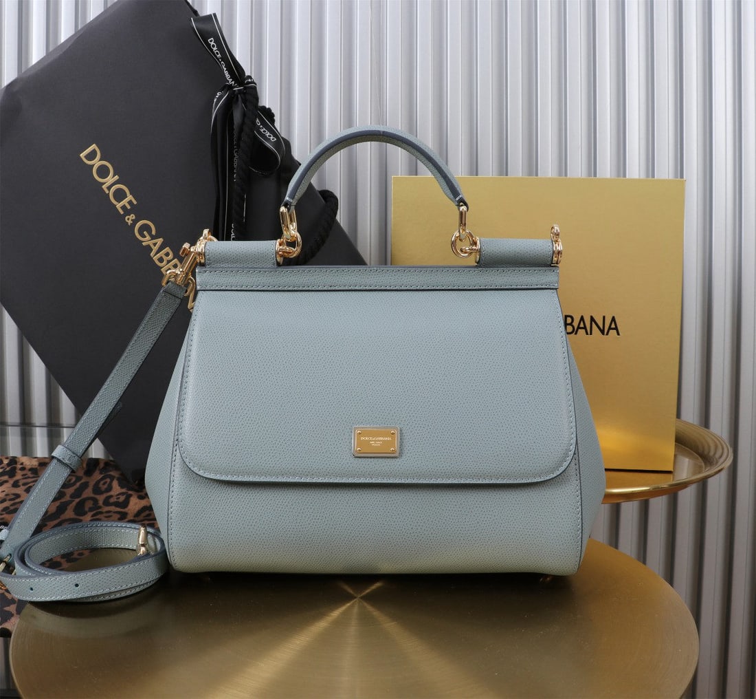 Dolce & Gabbana: Dolce & Gabbana's classic Birkin handbag/crossbody bag collection is another iconic piece in the fashion world. The exquisite leather and meticulous handcraftsmanship make it versatile and stylish. It