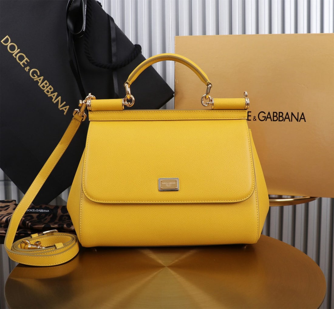 Dolce & Gabbana: Dolce & Gabbana's classic Birkin handbag/crossbody bag collection is another iconic piece in the fashion world. The exquisite leather and meticulous handcraftsmanship make it versatile and stylish. It