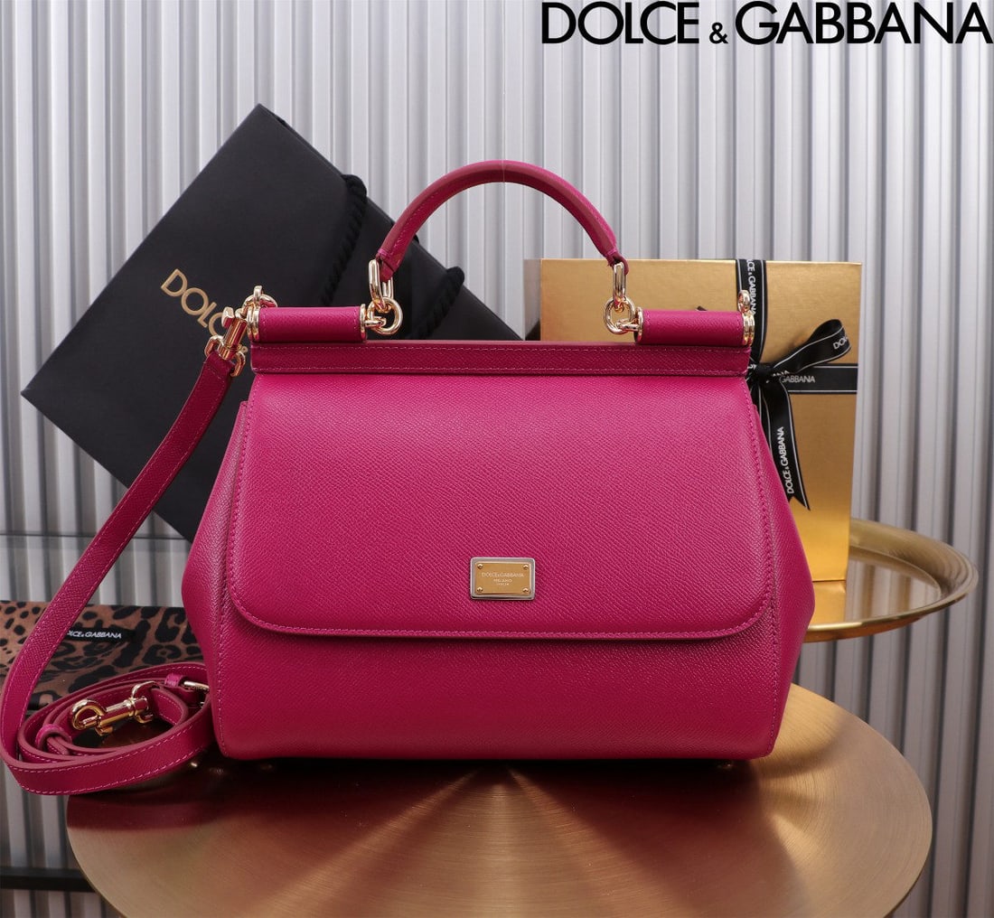 Dolce & Gabbana: Dolce & Gabbana's classic Birkin handbag/crossbody bag collection is another iconic piece in the fashion world. The exquisite leather and meticulous handcraftsmanship make it versatile and stylish. It