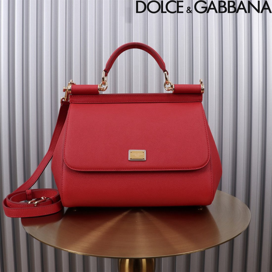 Dolce & Gabbana: Dolce & Gabbana's classic Birkin handbag/crossbody bag collection is another iconic piece in the fashion world. The exquisite leather and meticulous handcraftsmanship make it versatile and stylish. It