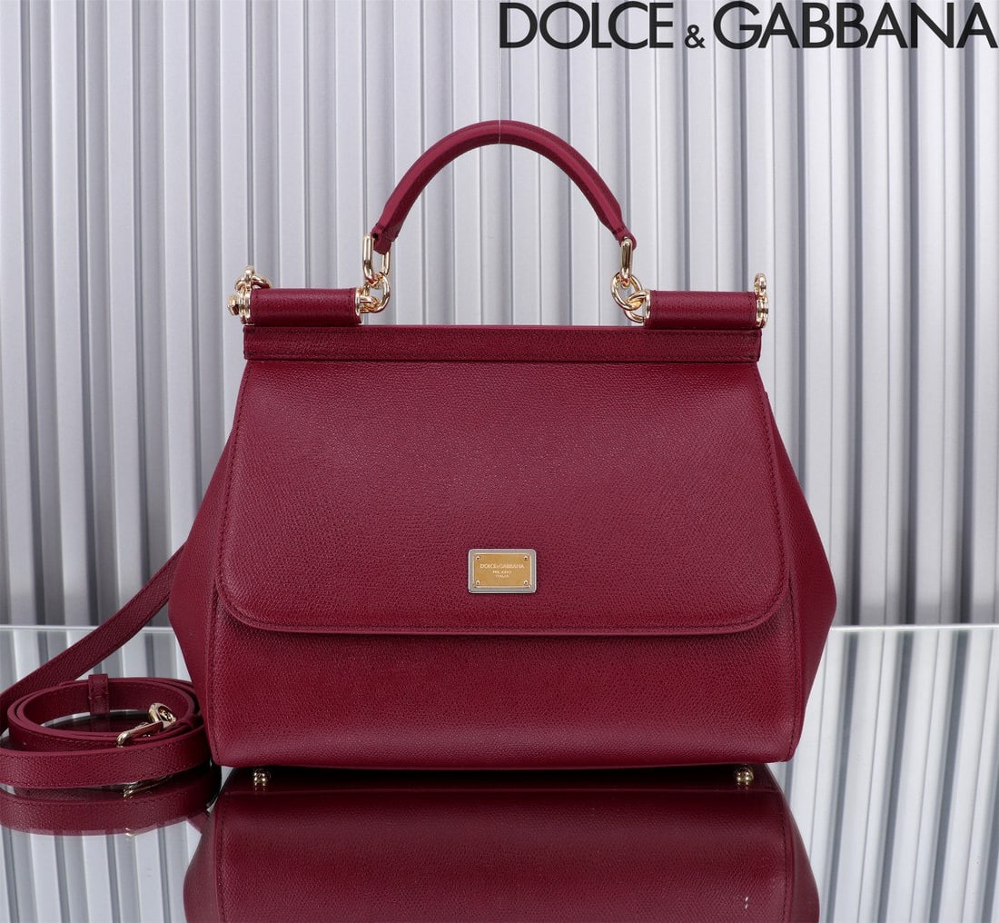 Dolce & Gabbana: Dolce & Gabbana's classic Birkin handbag/crossbody bag collection is another iconic piece in the fashion world. The exquisite leather and meticulous handcraftsmanship make it versatile and stylish. It