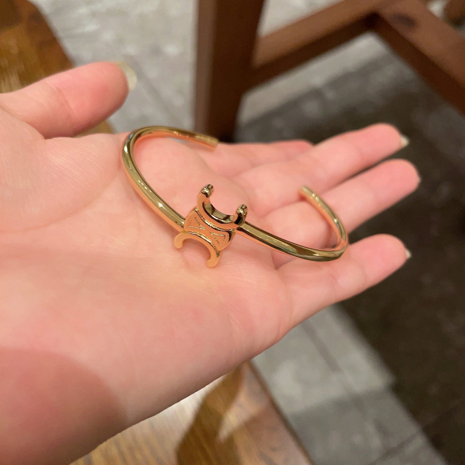 Celine Arc de Triomphe Bracelet: Celine Arc de Triomphe bracelet! It's so exquisite! A simple and classic design, yet incredibly versatile! The bracelet's quality is amazing, making it so practical! It looks beautiful, elegant, cool,