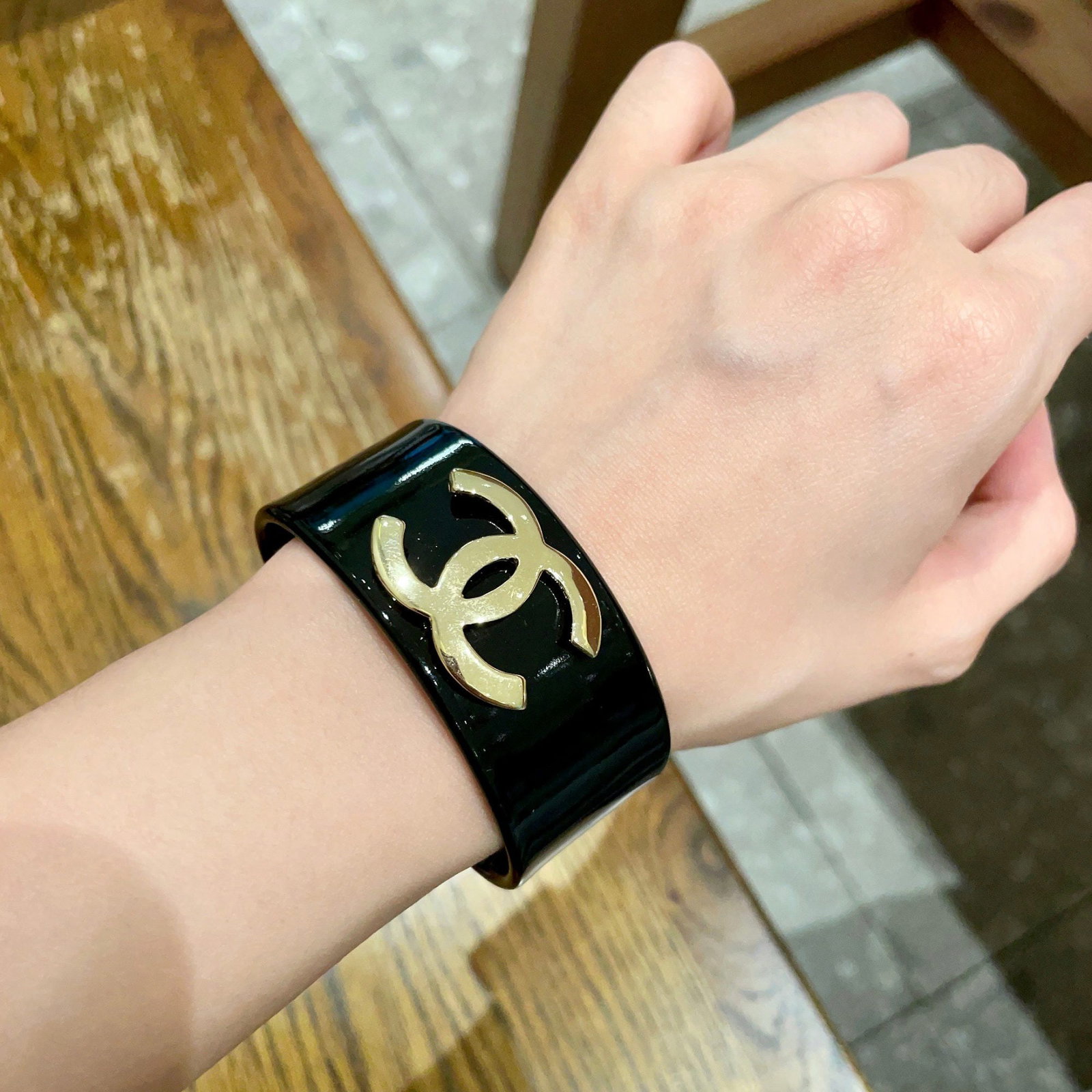 CHANEL bracelet: CHANEL bracelet jewelry. A must have delicate accessory, perfect for all seasons! Elevates your style with subtle details, adding a touch of elegance and sophistication. A fashionable and collectible 