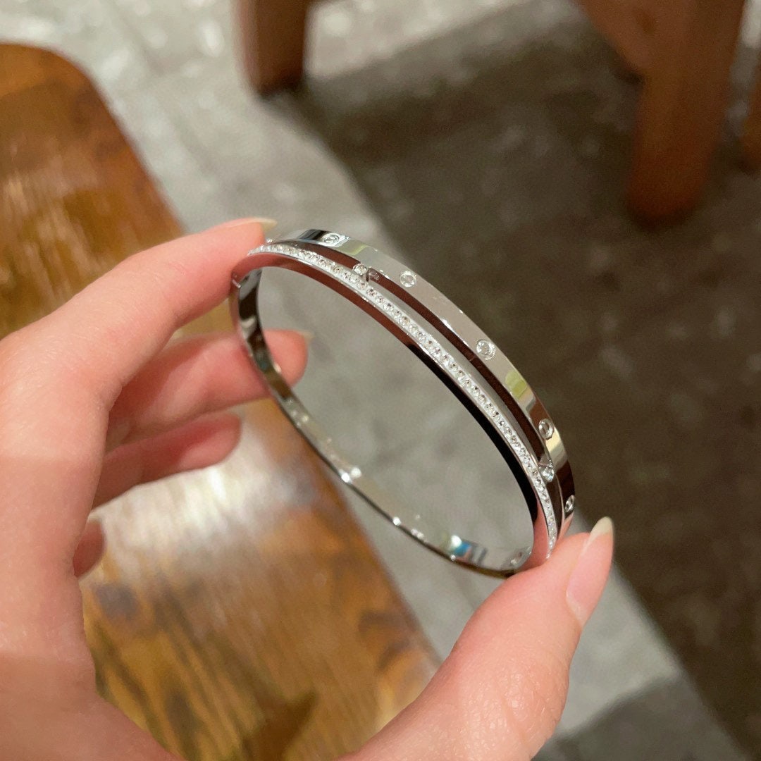 Cartier narrow bracelet: Cartier's new slim fit bracelet features a more refined design; this beautiful piece is a must have and incredibly flattering. We offer FREE SHIPPING for both domestic and international clients.We acc