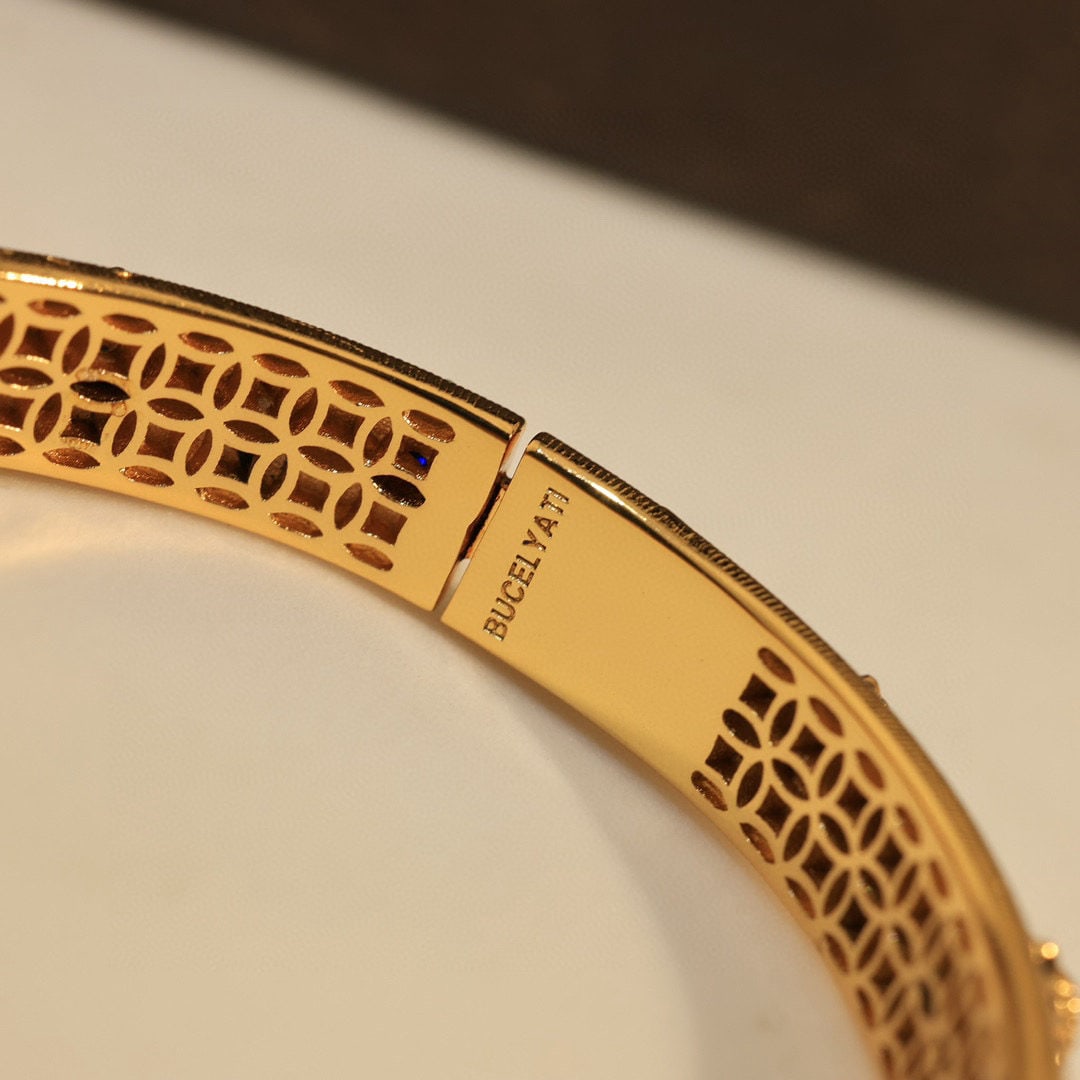 Buccellati, an Italian high end jewelry brand, presents a vintage style, courtly inspired diamond: Buccellati, an Italian high end jewelry brand, presents a vintage style, courtly inspired, diamond encrusted, brushed bangle of high quality. We offer FREE SHIPPING for both domestic and international