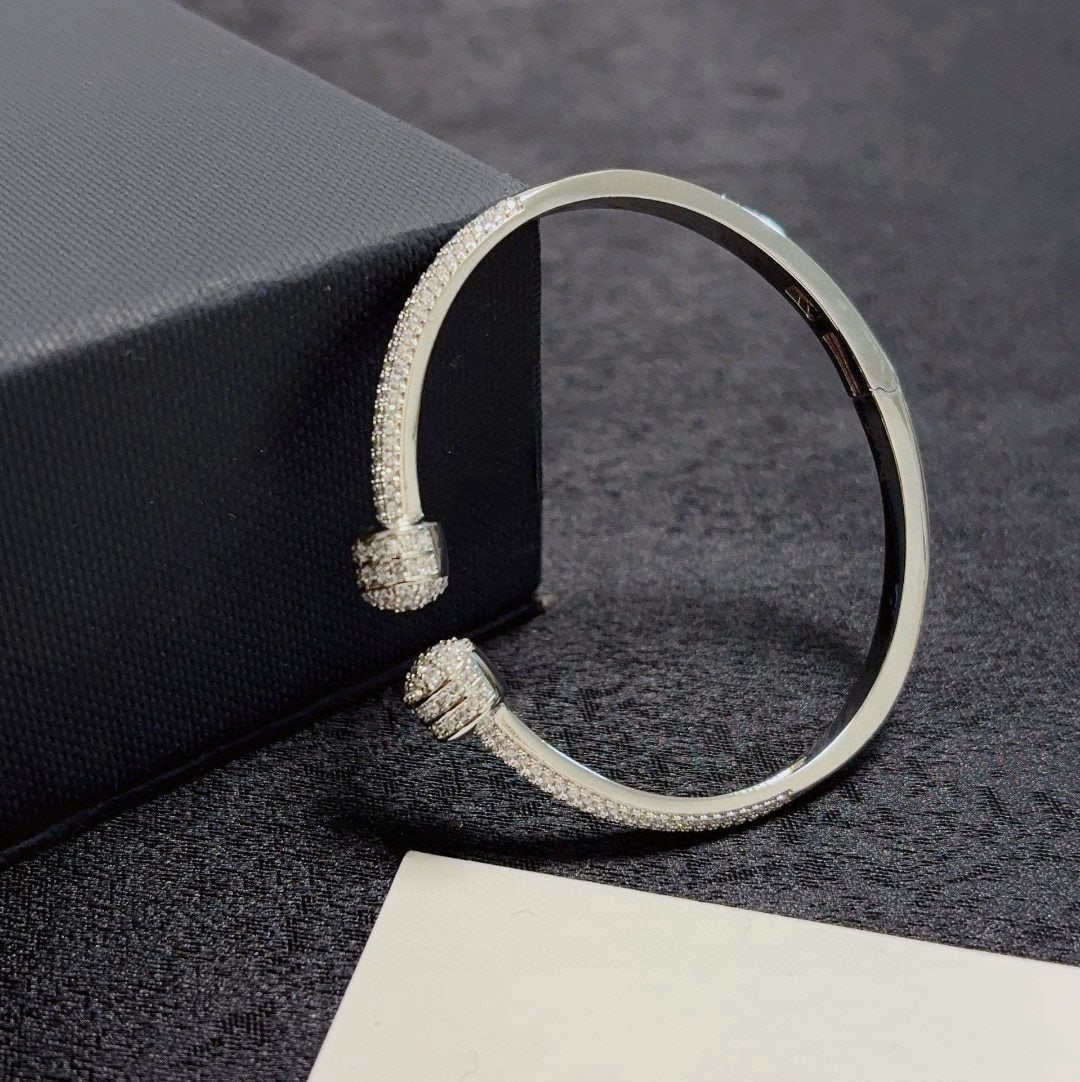 Piaget full diamond bracelet: Piaget's full diamond bracelet is an essential little accessory that can be worn all year round! It elevates your style, enhances your overall look, and adds a touch of elegance and sophistication. A 