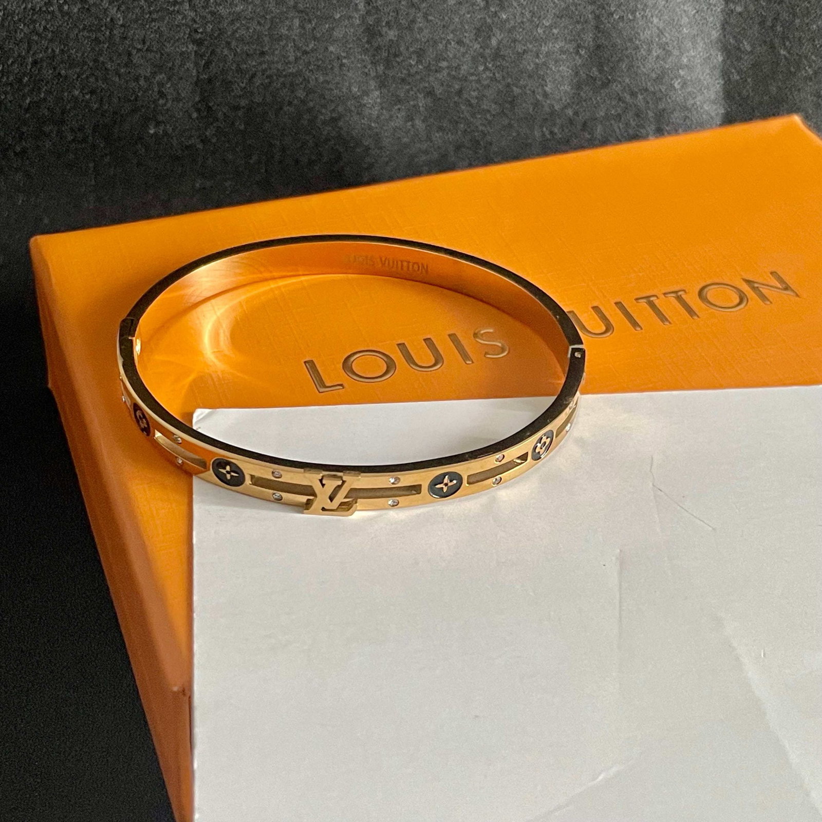 LV logo printed four leaf clover engraving bracelet with openwork design: This Louis Vuitton logo print four leaf clover engraving bracelet features a unique, retro chic design and has been a favorite among women since its release. Each color boasts its own unique brillianc