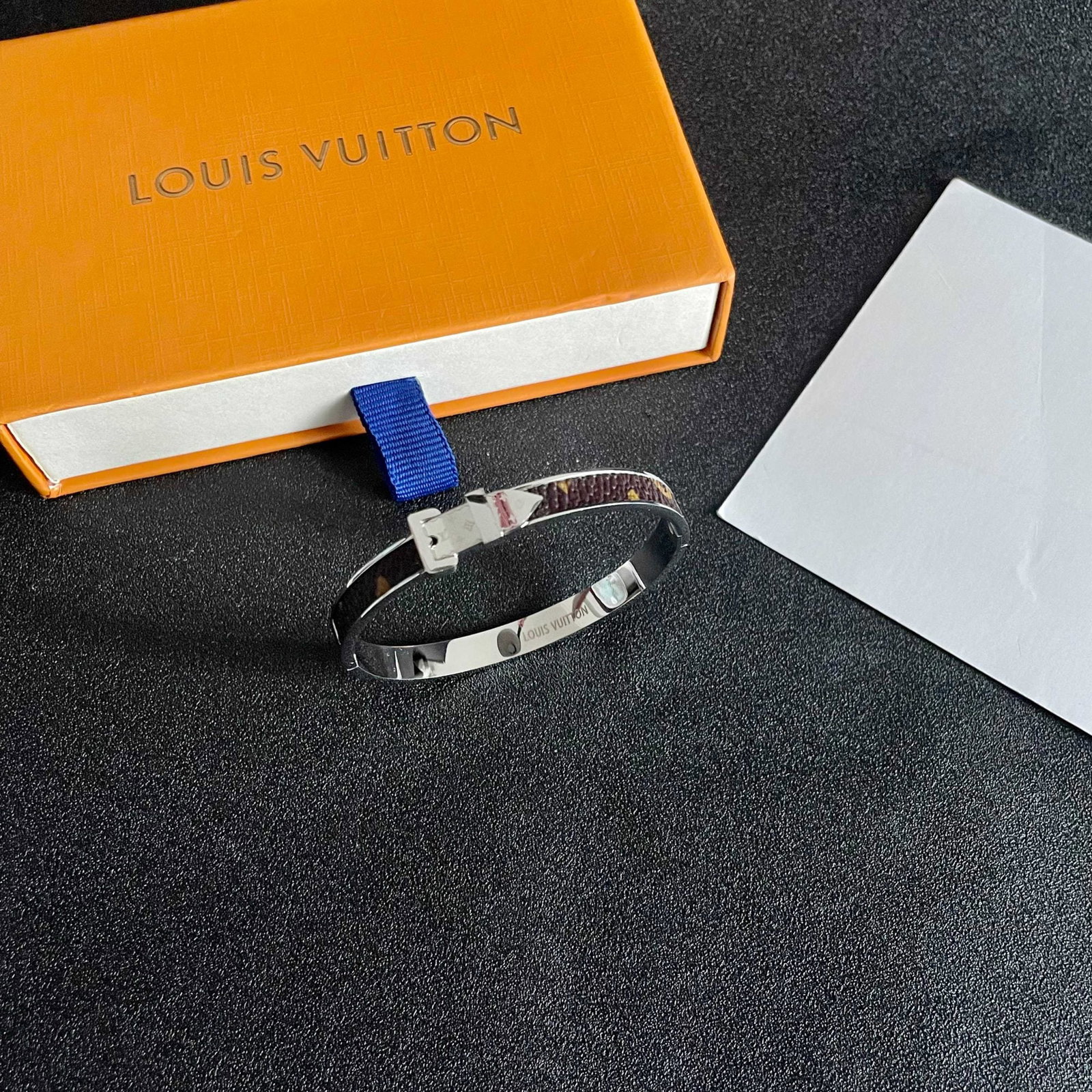 LV unisex belt buckle bracelet: This unisex LV belt buckle bracelet from Louis Vuitton features a unique, retro chic design that has been a favorite among women since its release. Each color boasts its own distinctive brilliance! It