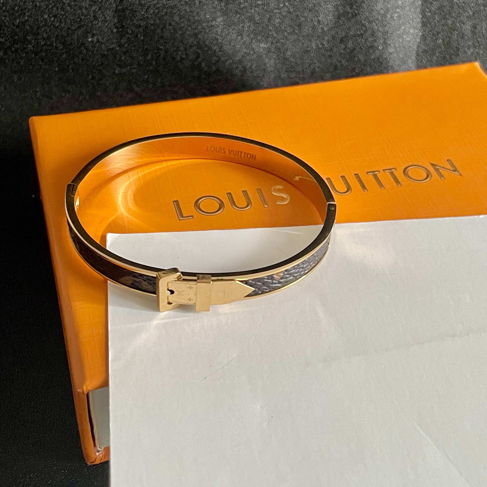 LV unisex belt buckle bracelet: This unisex LV belt buckle bracelet from Louis Vuitton features a unique, retro chic design that has been a favorite among women since its release. Each color boasts its own distinctive brilliance! It