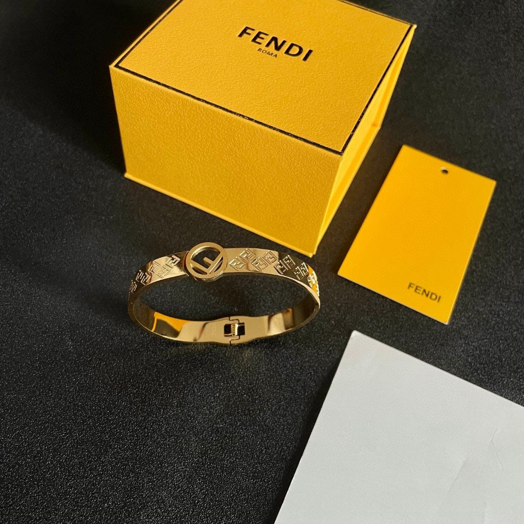 Fendi bracelet: Fendi's bracelet makes a glamorous debut; it's rare to see such a familiar and elegant bracelet. The exquisite color scheme is perfect for everyday wear, and this is definitely worth buying. We offer 