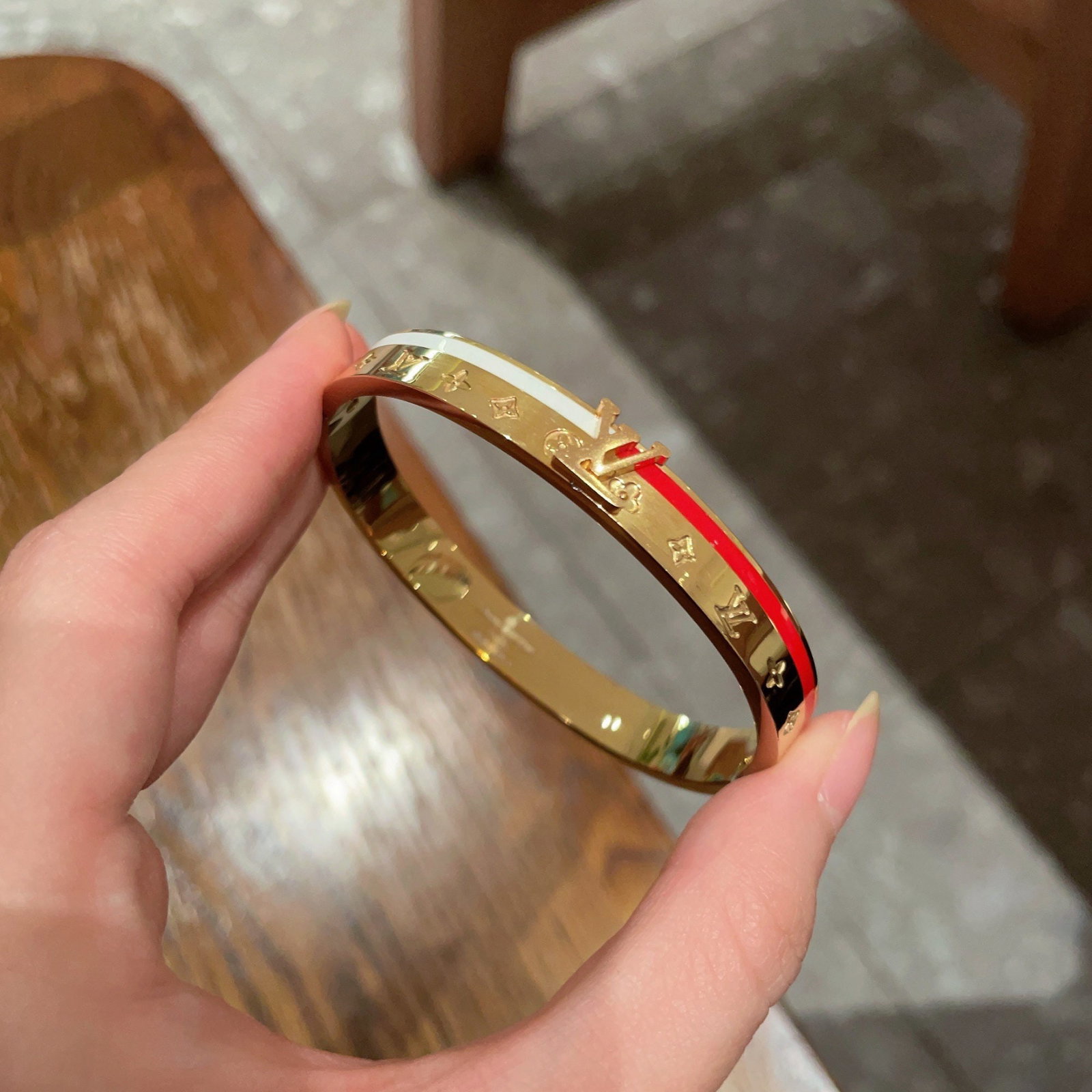 LV logo print four leaf clover carved ribbon bracelet: This Louis Vuitton LV monogram four leaf clover engraved ribbon bracelet features a unique, retro chic design that has been a favorite among women since its release. Each color boasts its own unique