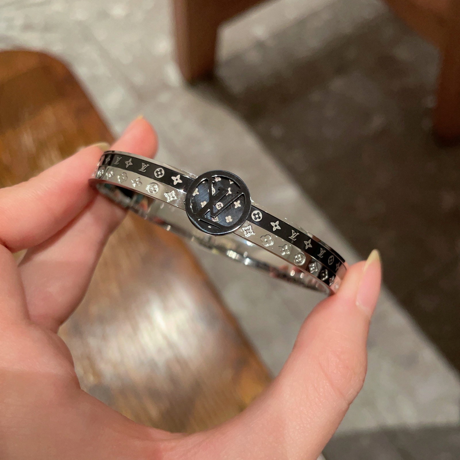 LV monogrammed engraved four leaf clover unisex gold and black label bracelet: This unisex gold and black label LV four leaf clover bracelet features a unique, retro chic design and has been a favorite among women since its release. Each color boasts its own unique brilliance! I