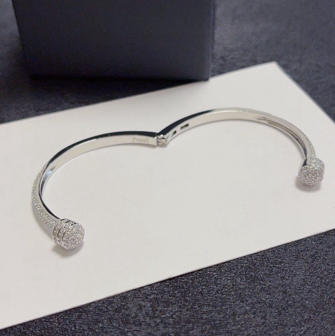 Piaget full diamond bracelet: Piaget's full diamond bracelet is an essential little accessory that can be worn all year round! It elevates your style, enhances your overall look, and adds a touch of elegance and sophistication. A 