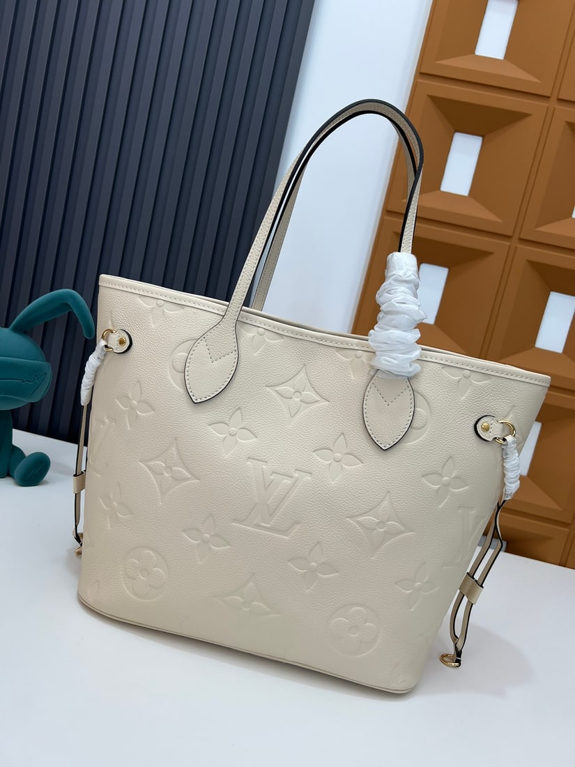 Neverfull Medium Shopping Bag: Neverfull Medium Tote Bag, Detachable Zippered Handbag. It can be used alone as a chic clutch or as an extra pocket. 32 x 29 x 17 cm We offer FREE SHIPPING for both domestic and international clients.