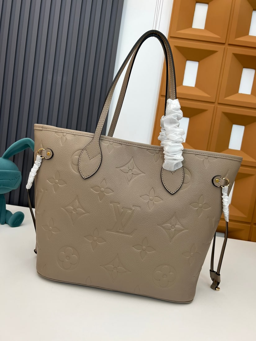 Neverfull Medium Shopping Bag: Neverfull Medium Tote Bag, Detachable Zippered Handbag. It can be used alone as a chic clutch or as an extra pocket. 32 x 29 x 17 cm We offer FREE SHIPPING for both domestic and international clients.