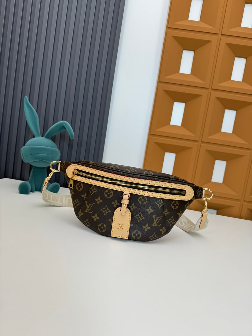 LV: The high rise bag is made of Montague coated canvas with a detachable textile strap. 38 x 16 x 7.5 cm (length x height x width) We offer FREE SHIPPING for both domestic and international clients.We ac