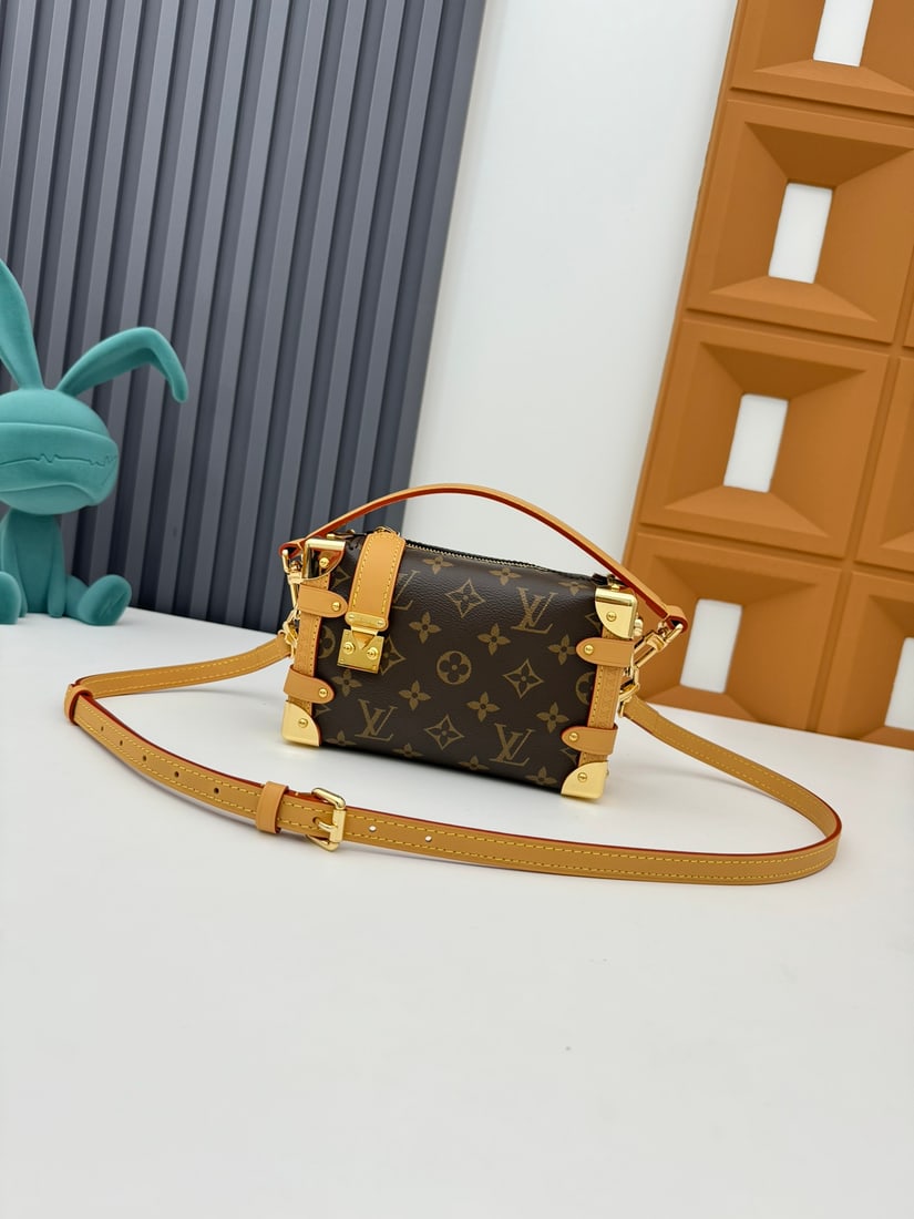 LV Cruise series: The Monogram Canvas 2023 Early Spring Cruise series, designed by Mimi Gu, boldly employs a design philosophy that blends softness and rigidity. Inspired by the brand's travel trunks, the leather is ex