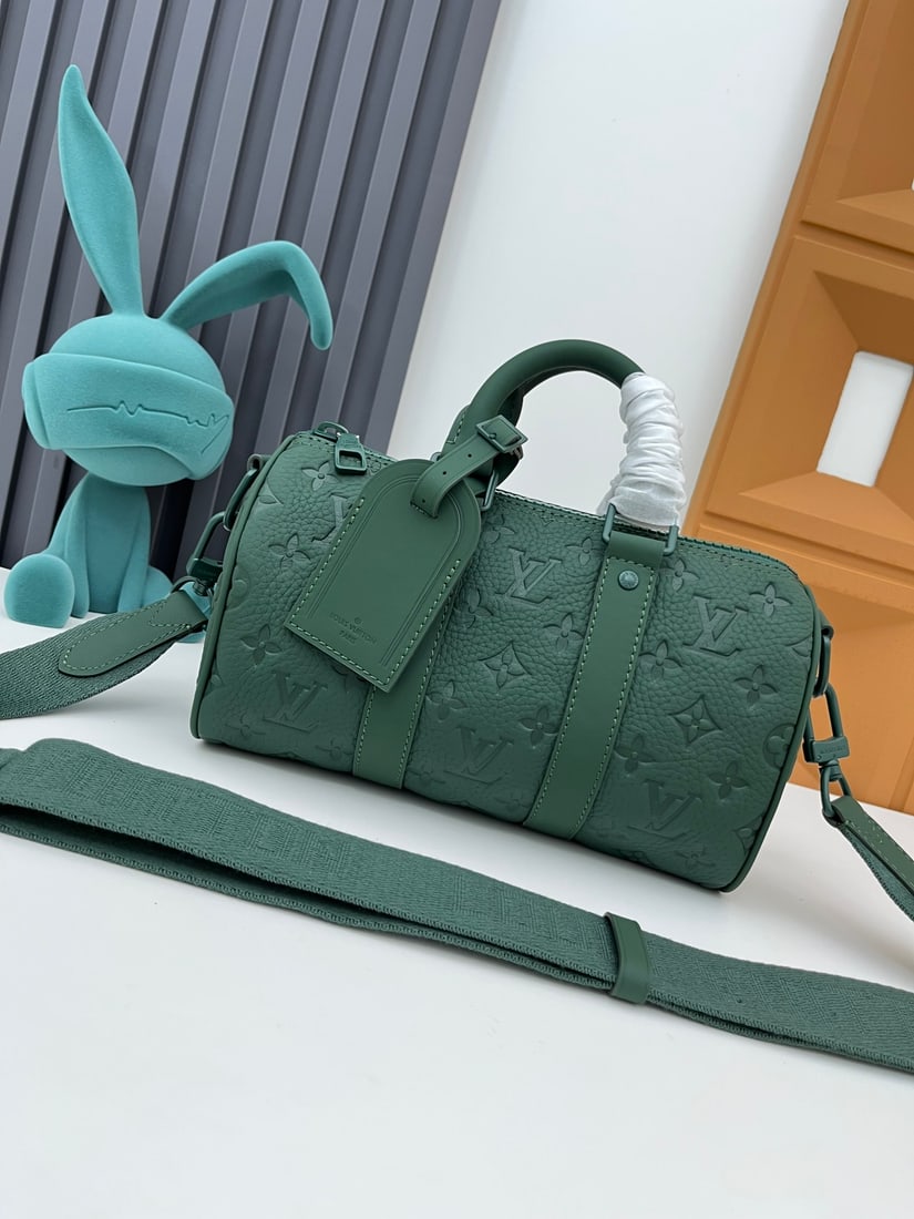 KEEPALL BANDOULIeRE 25 travel bag: (KEEPALL BANDOULIeRE 25 Travel Bag) Dark Green (Embossed) The classic Keepall travel bag, redesigned in 2024, features a compact silhouette crafted from supple Monogram embossed Taurillon leather.