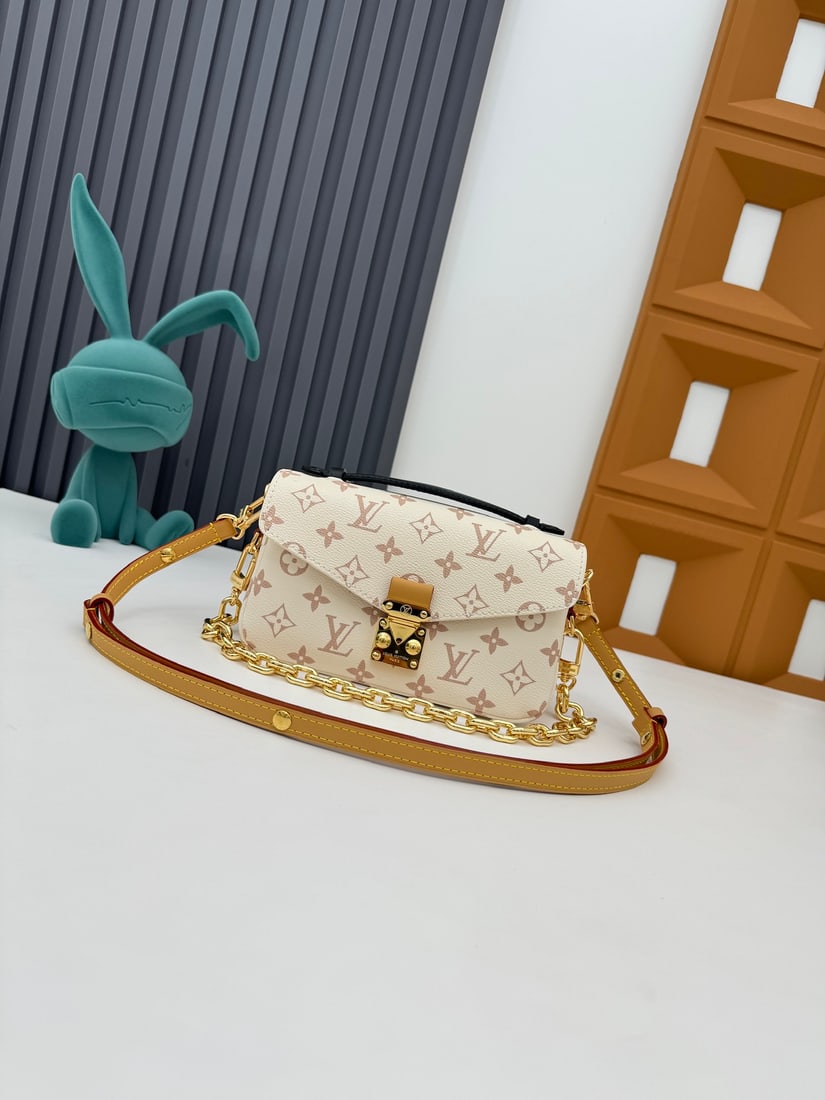 Pochette Metis East West handbag: The white Pochette Metis East West handbag features Monogram canvas, calfskin leather trim, and an SXlock clasp, retaining classic elements while incorporating modern details such as a short chain sho
