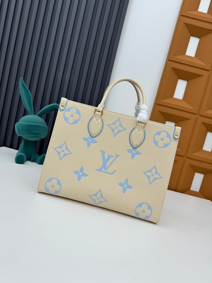 LV: Monogram design. The interior can hold a laptop, computer, and other office supplies. Features long and short handles for easy hand or shoulder carrying. Dimensions: 34 x 26 x 13 cm. We offer FREE SHI