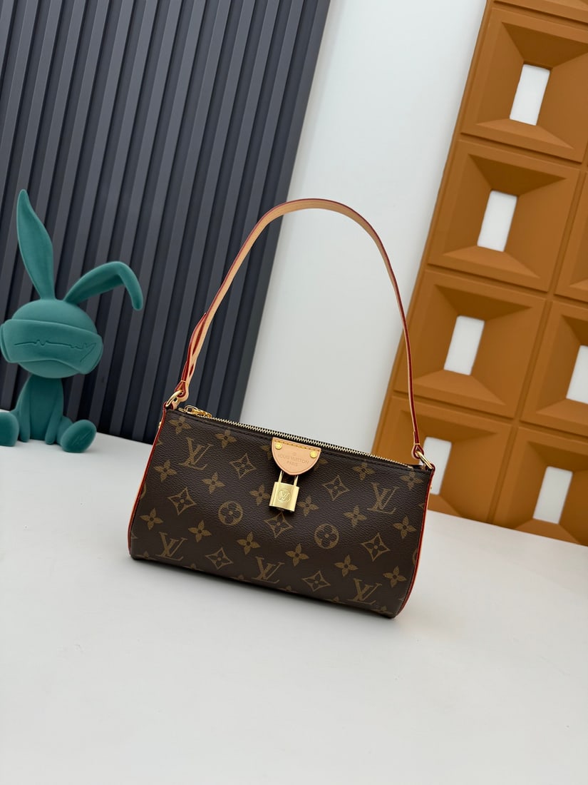 Pochette Tirette handbag: The new Pochette Tirette handbag is made of Monogram canvas and features a detachable and adjustable leather shoulder strap. Dimensions: 22 x 12 x 5.5 cm (Length x Height x Width). We offer FREE SHIPP