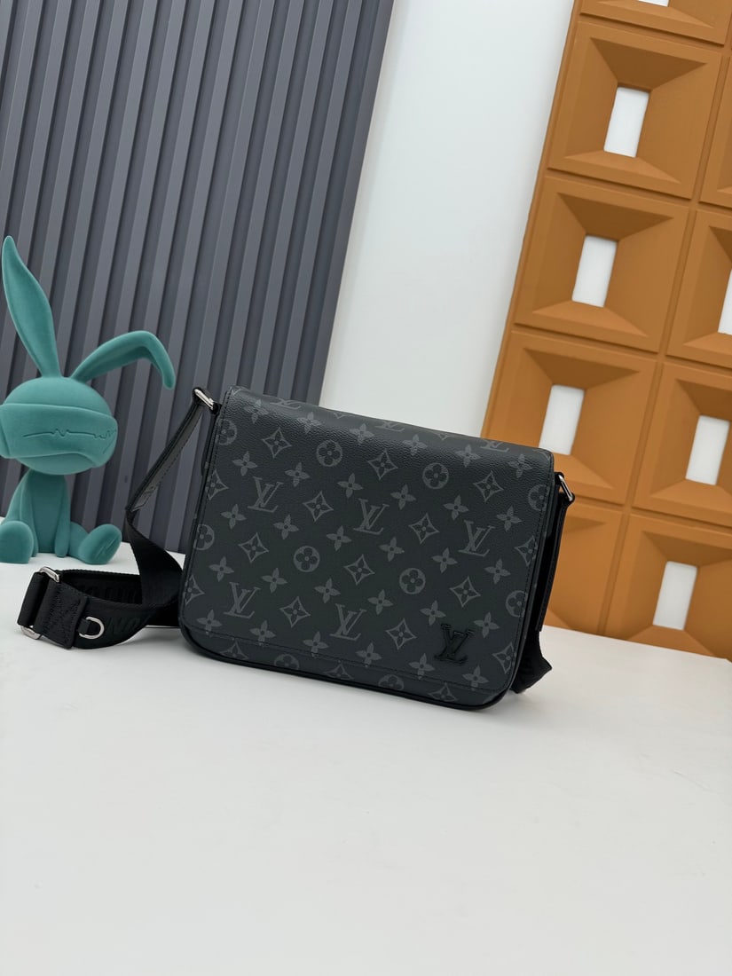 District Small Messenger Bag: This new black floral print District small messenger bag is a perfect blend of functionality and style for everyday life. Dimensions: 25 x 22 x 7 cm (Length x Height x Width). We offer FREE SHIPPING f