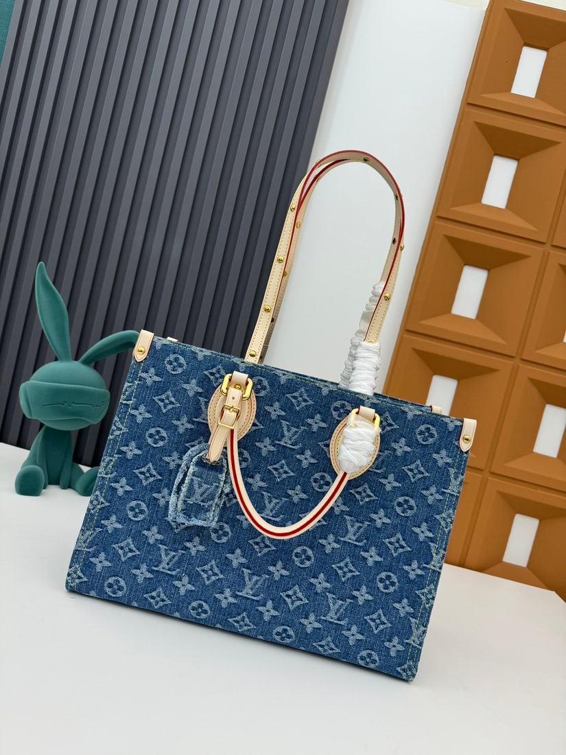 Onthego medium bag: This Onthego medium sized handbag from the blue denim square bag series features leather trim and contrasting stitching. Its capacity is suitable for both business and casual occasions, while the eleg