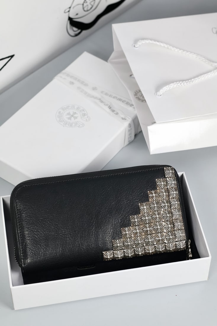 Chrome Hearts 36 stud Long Zip Wallet: Chrome Hearts 36 stud Long Zip Wallet, Model: W021. Material: Cowhide Jacquard Leather, Lining: Dimensions: 20x11x3 cm. Structure: 2 Bill Compartments, 10 Card Slots, 3 Hidden Compartments. Occasions: