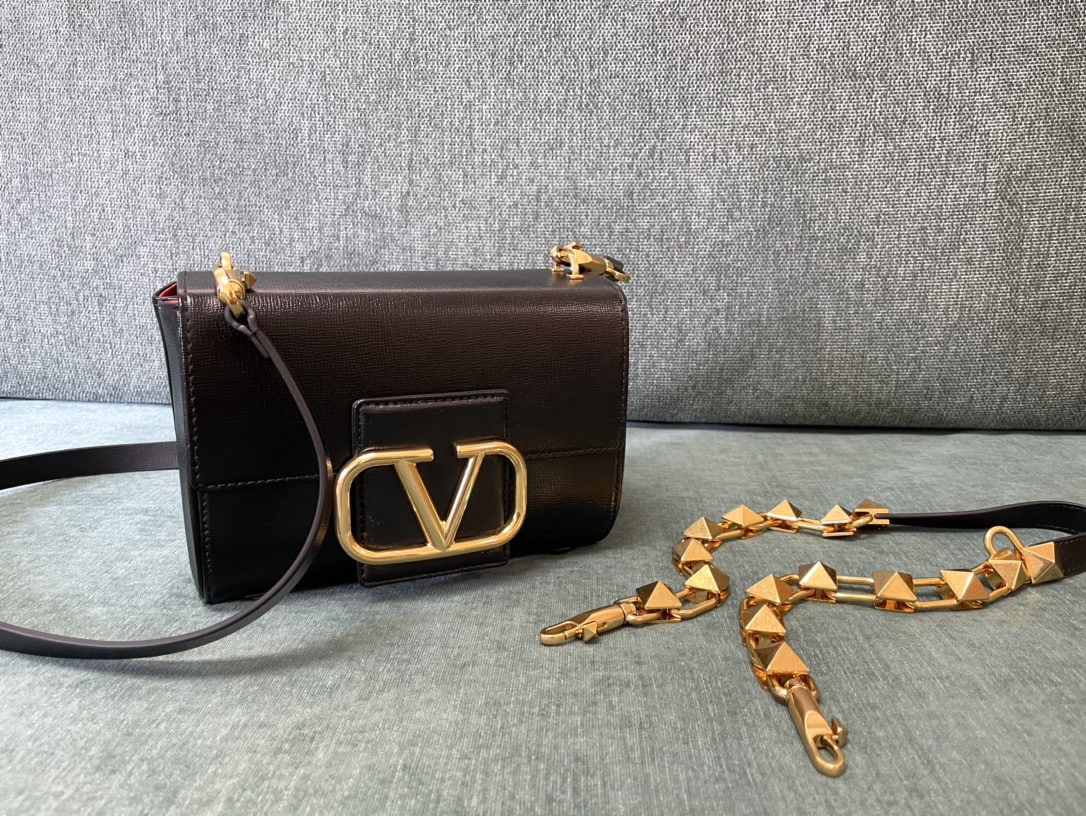 Valentino: Black 2022 Spring/Summer Valentino Upgraded with a sophisticated and modern V logo (one chain leather shoulder strap). Features a detachable chain, adjustable leather shoulder strap, high quality red 