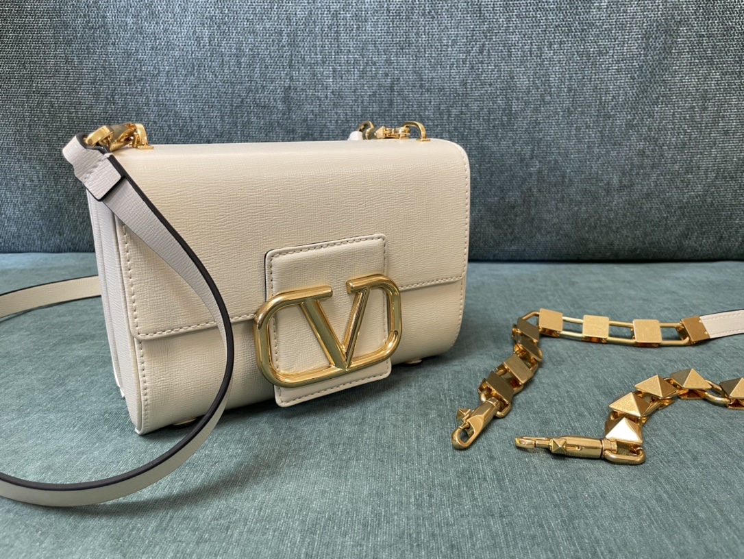 Valentino: Ivory White 2022 Spring/Summer VALENTINO Upgraded with a sophisticated and modern V logo (one chain leather shoulder strap). Features a detachable chain, adjustable chain, and detachable leather shoul