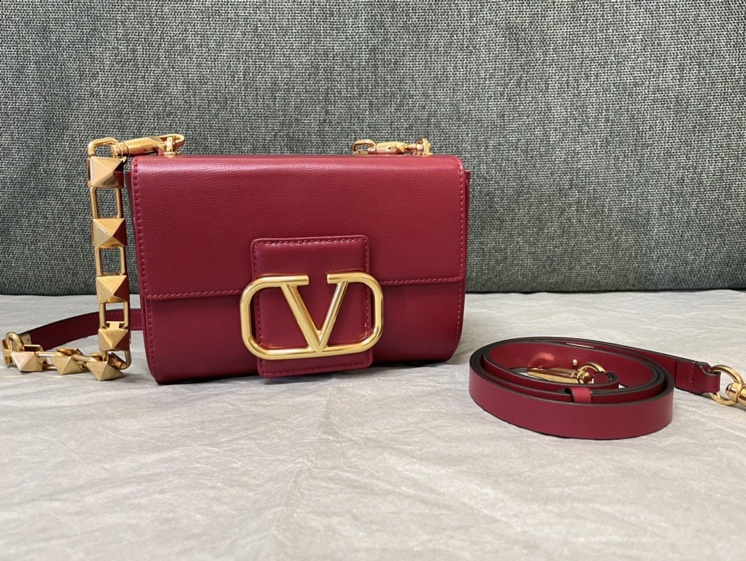 Valentino: Bright red 2022 Spring/Summer VALENTINO A redesigned, elegant, and modern V logo (with a chain leather shoulder strap). Features a detachable, adjustable chain strap, soft red lambskin lining, an inte
