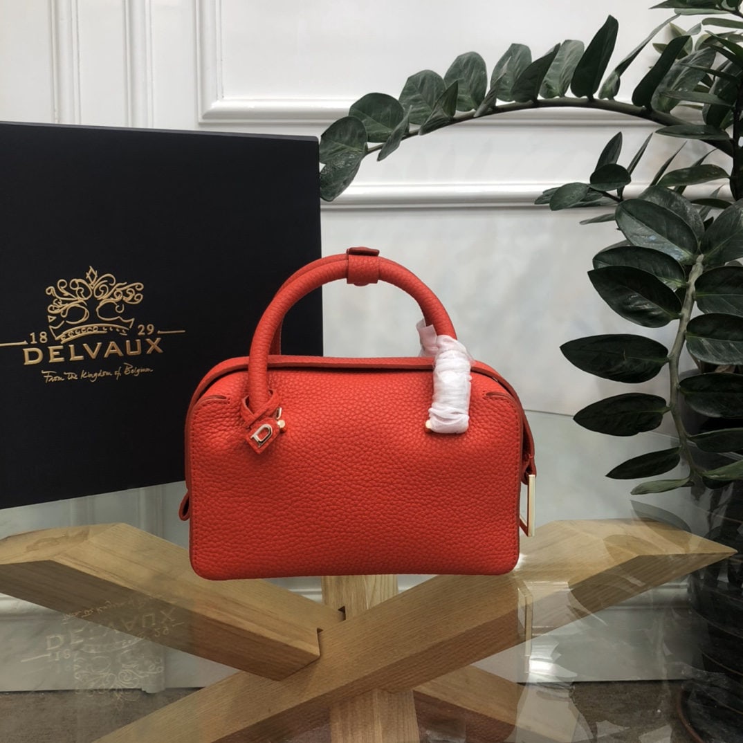 Delvaux: The large red, small Cool Box bag is youthful and modern, a trendsetter. Its casual, lightweight, and comfortable design embodies a unique spirit, combining aesthetics and practicality. The Cool Box M