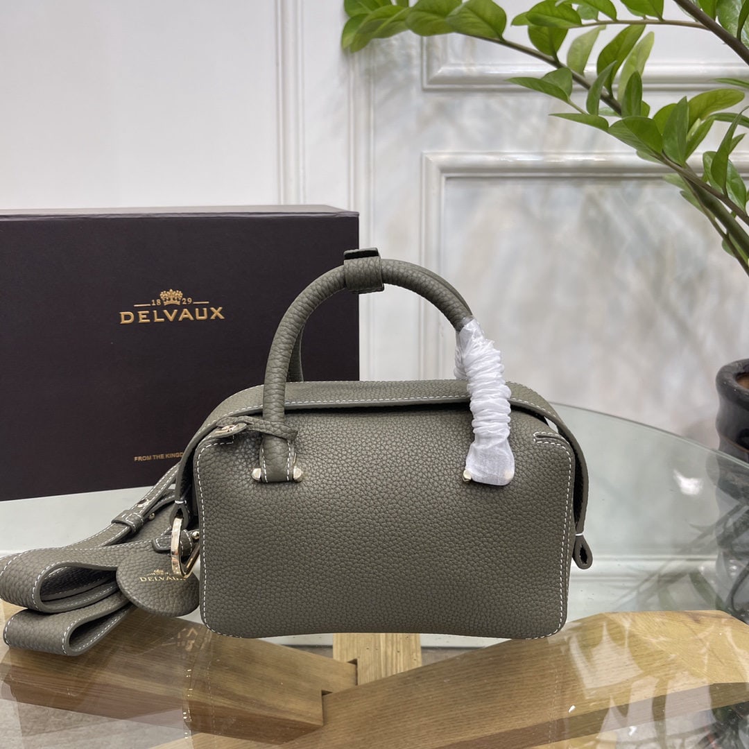 Delvaux: The khaki green mini Cool Box is youthful and modern, a trendsetter. Its casual, lightweight, and comfortable design embodies a unique spirit, combining aesthetics and practicality. The Cool Box Mini 