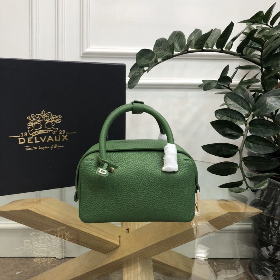 Delvaux: The Artemisia Green Small Cool Box is youthful and modern, a trendsetter. Its casual, lightweight, and comfortable design embodies a unique spirit, combining beauty and practicality. The Cool Box Mini