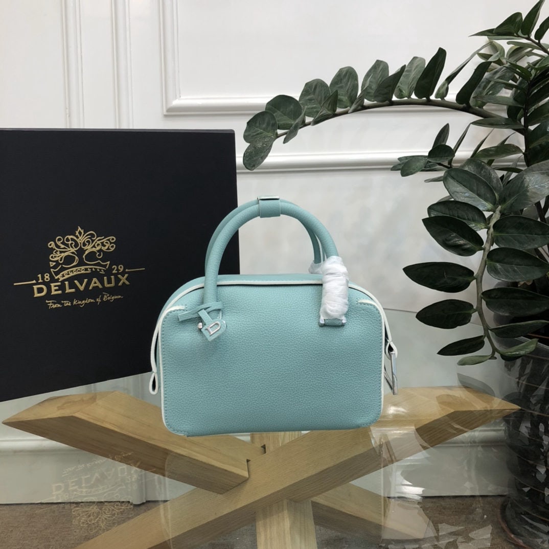 Delvaux: The Macaron Mini Cool Box is youthful and modern, a trendsetter. Its casual, lightweight, and comfortable design embodies a unique spirit, combining beauty and practicality. The Cool Box Mini is perfe