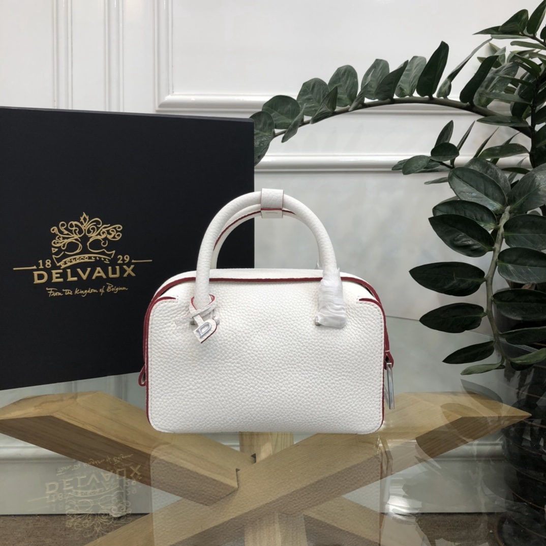Delvaux: The white and red small Cool Box is youthful and modern, a trendsetter. Its casual, lightweight, and comfortable design embodies a unique spirit, combining aesthetics and practicality. The Cool Box Mi
