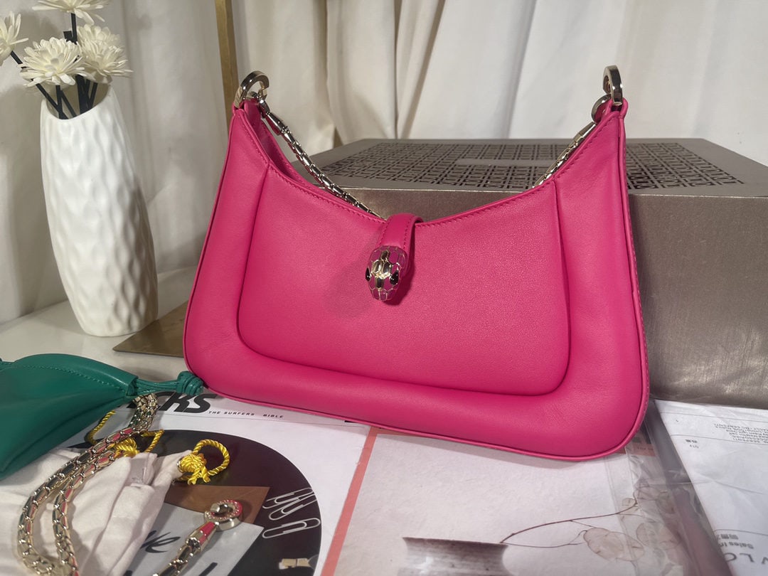 Bvlgari SERPENTI BAIA: The Bvlgari SERPENTI BAIA small shoulder bag is crafted from supple and durable fuchsia calfskin. The adjustable shoulder strap is adorned with the iconic snakehead magnetic clasp and alluring scales.
