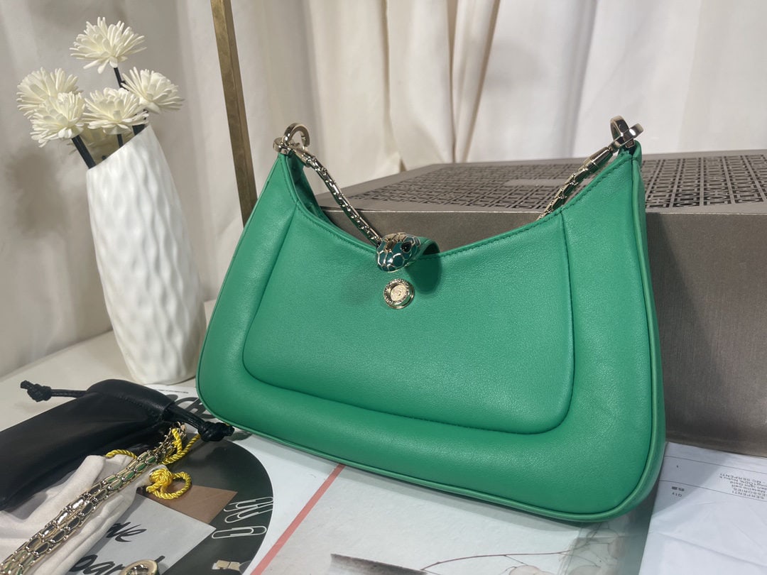 Bvlgari SERPENTI BAIA: The Bvlgari SERPENTI BAIA small shoulder bag is crafted from supple and durable emerald green calfskin. The extendable shoulder strap is adorned with the iconic snakehead magnetic clasp and alluring s