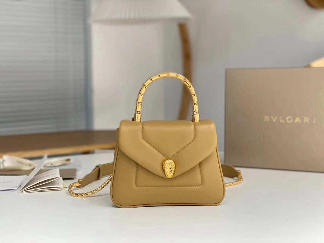 Bvlgari SERPENTI REVERSE: The Bvlgari SERPENTI REVERSE small tote bag reinterprets the collection's classic features with a charmingly voluminous design. Crafted from supple, durable light brown quilted urban calfskin, it feat