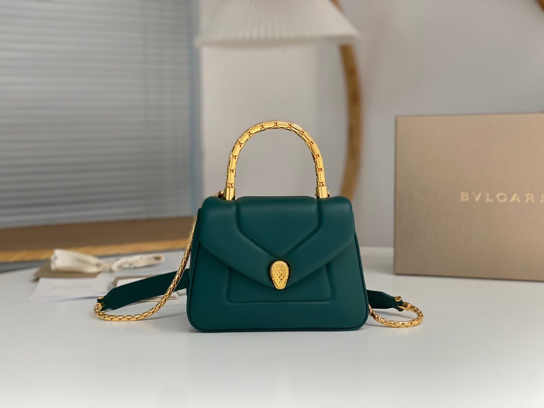 Bvlgari SERPENTI REVERSE: The Bvlgari SERPENTI REVERSE small tote bag reinterprets the classic design of the collection with a charmingly voluminous style. Crafted from supple and durable green quilted urban calfskin, it featu