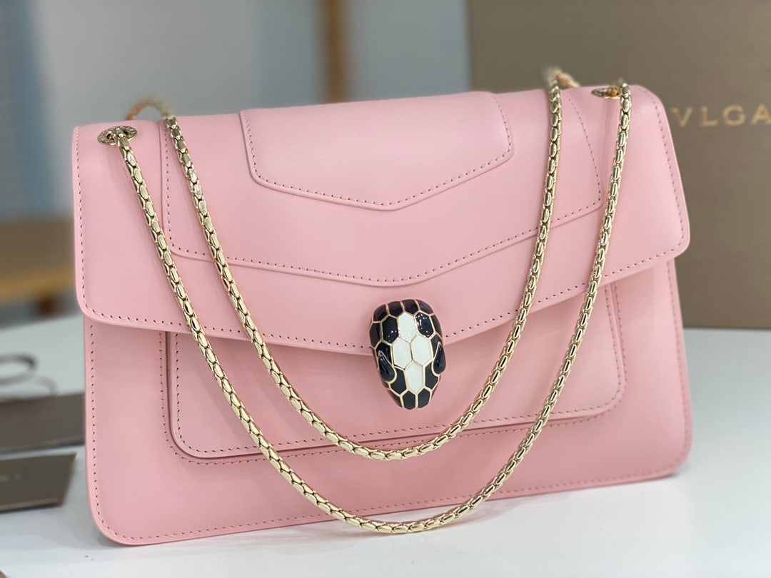 Bvlgari Serpenti Forever: The Bvlgari Serpenti Forever series cherry blossom pink calfskin bag features a malachite snakehead design. The leather is delicate, soft, and lustrous, exuding an undeniable air of elegance. Its beau