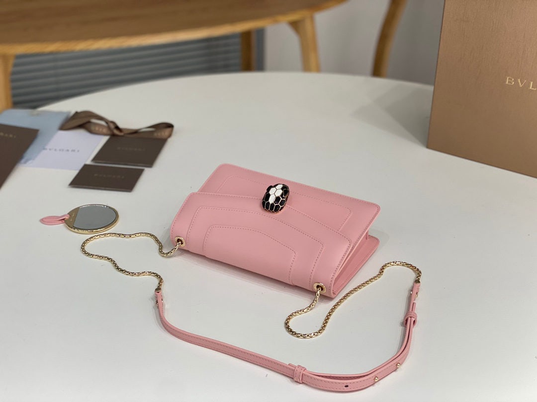 Bvlgari: This Bvlgari cherry blossom pink calfskin bag features an adorable malachite snake head design that draws attention. Its unique raincoat style packaging and pure copper hardware showcase impeccable cr