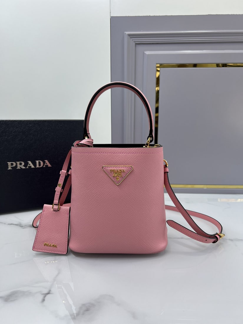 PRADA Bucket Bag: The Bucket bag, a globally popular "little pixie," is made of Saffiano cross grain cowhide, giving it a unique charm. It's neither too soft and lacking in structure, nor too stiff and lacking in textu