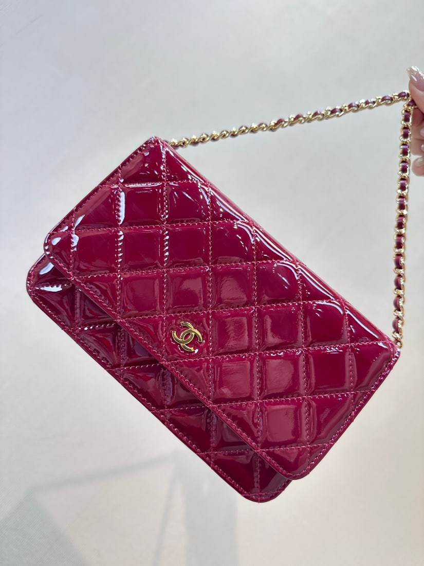 CHANEL wallet: It functions as a long wallet, with card slots, a zippered pocket for coins, and a side pocket for bills. This wallet also has a certain thickness, allowing you to carry essentials like your phone,