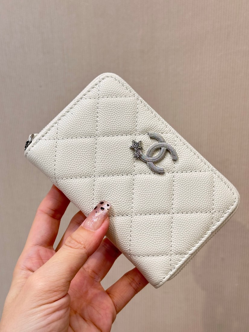 CHANEL: Imported retro 24K electroplated hardware, smooth and shiny finish, easy to pull zipper, no jamming when closing, iconic comet logo, very exquisite, paired with classic diamond pattern. We offer FREE 
