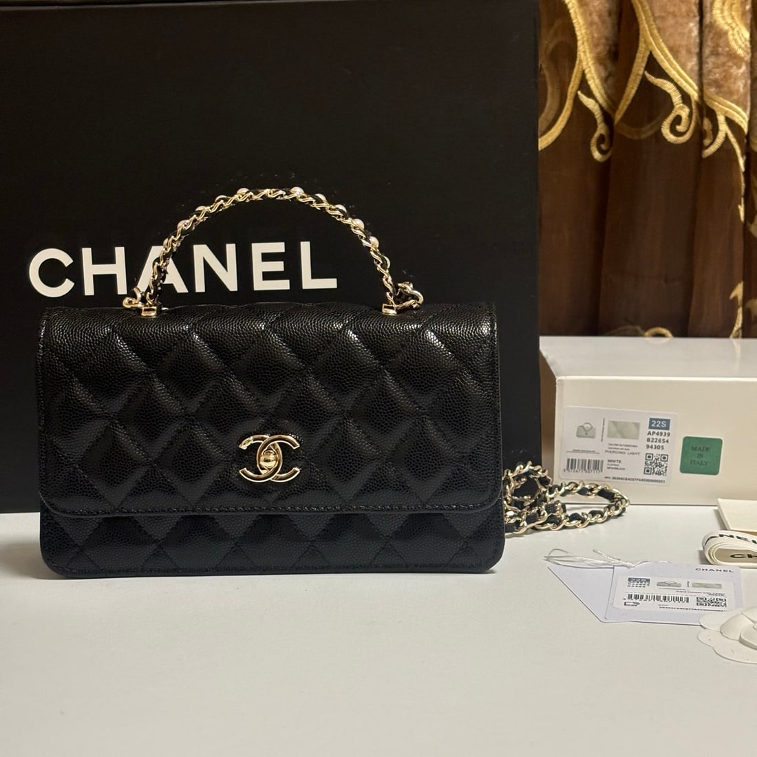 CHANEL: Autumn/Winter WOC collection, can be carried by hand or crossbody, double layered interior, highly practical, design with a stylish handle and logo. Dimensions: 12 x 18 x 5 cm We offer FREE SHIPPING f
